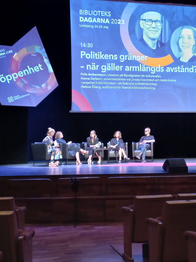 Pelle Amberntsson, Hanna Carlsson och Helene Öberg samtalar på scen.